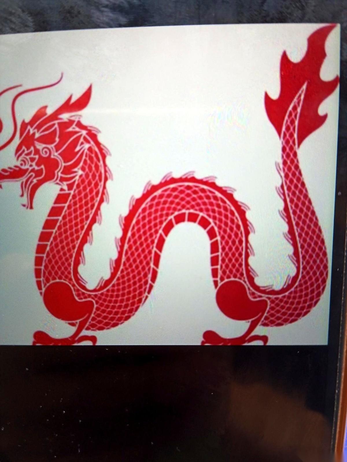 美军的军舰又出现在加勒比海了。
一艘庞大的油轮，正慢吞吞地拱着身子，在蓝色的海面