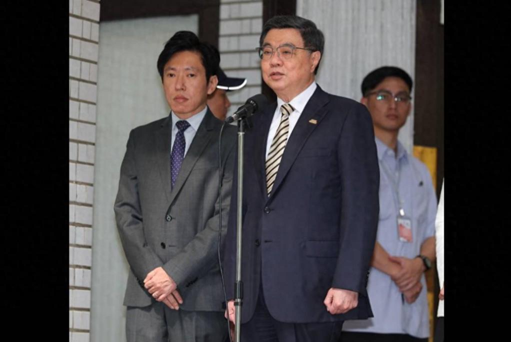 就在刚刚，

台“行政院长”卓荣泰发表声明，

4月21日，针对台商总会昨日率七