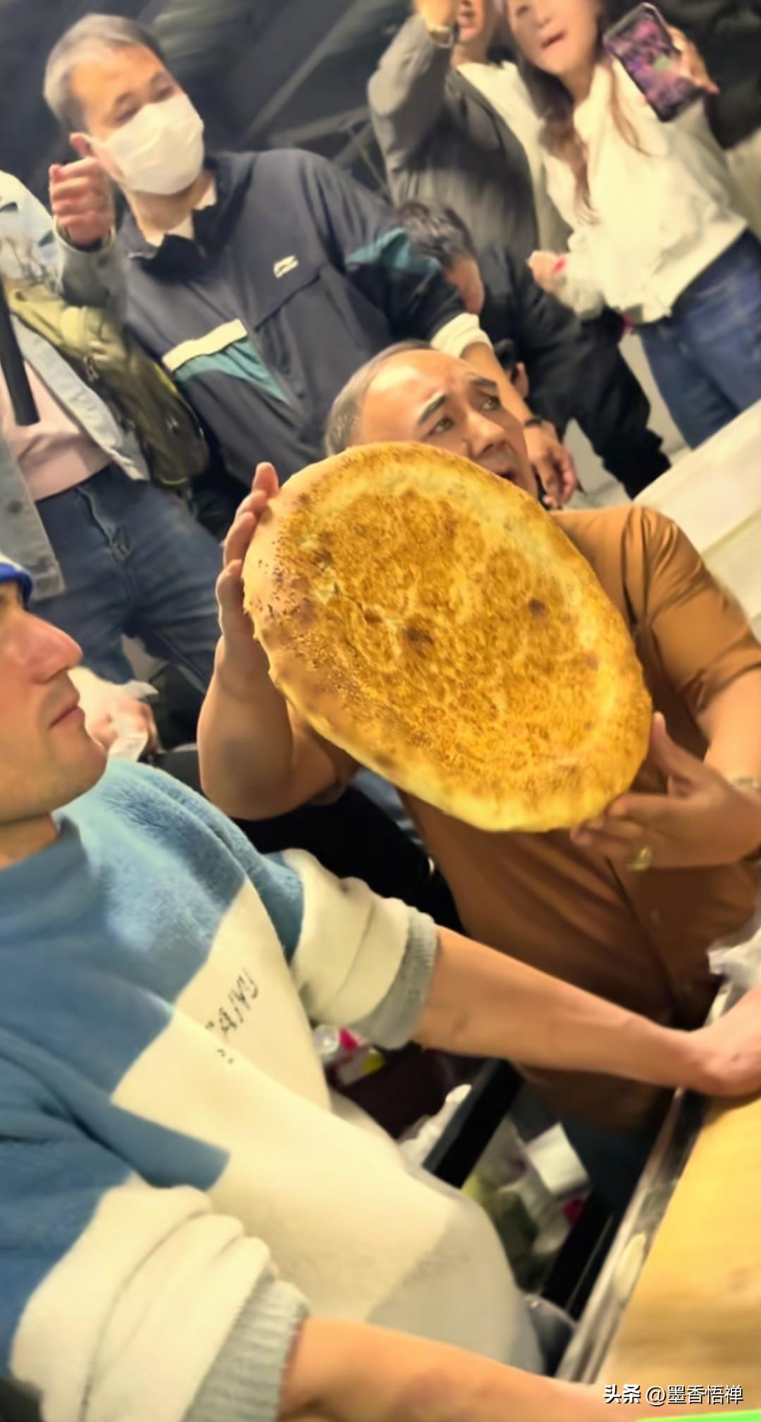 在西安打馕的阿达西因为实在太实诚火出圈了，10块钱3个大馕，一个就有两斤多重。不