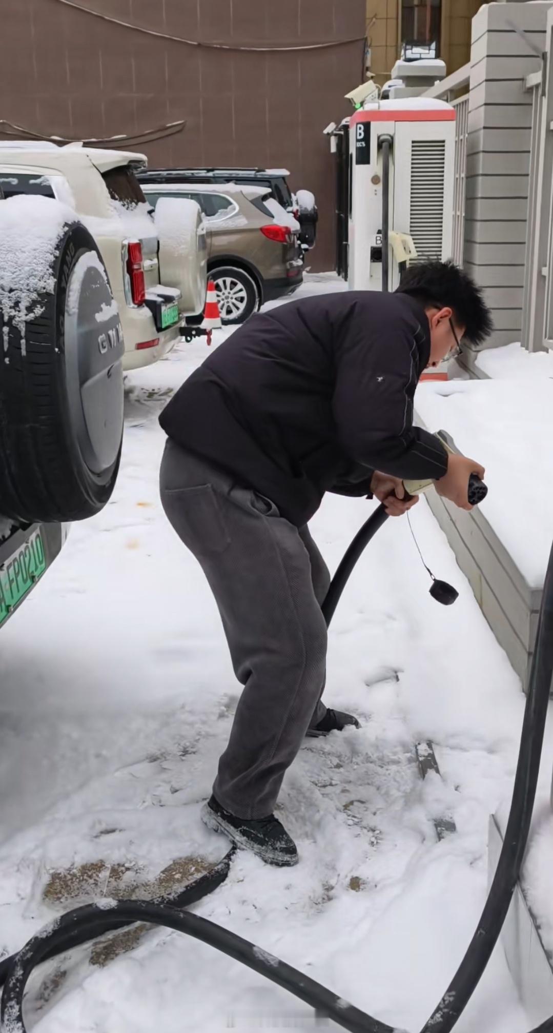 北方的充电枪都冻僵了，劲小的人还真充不上电 