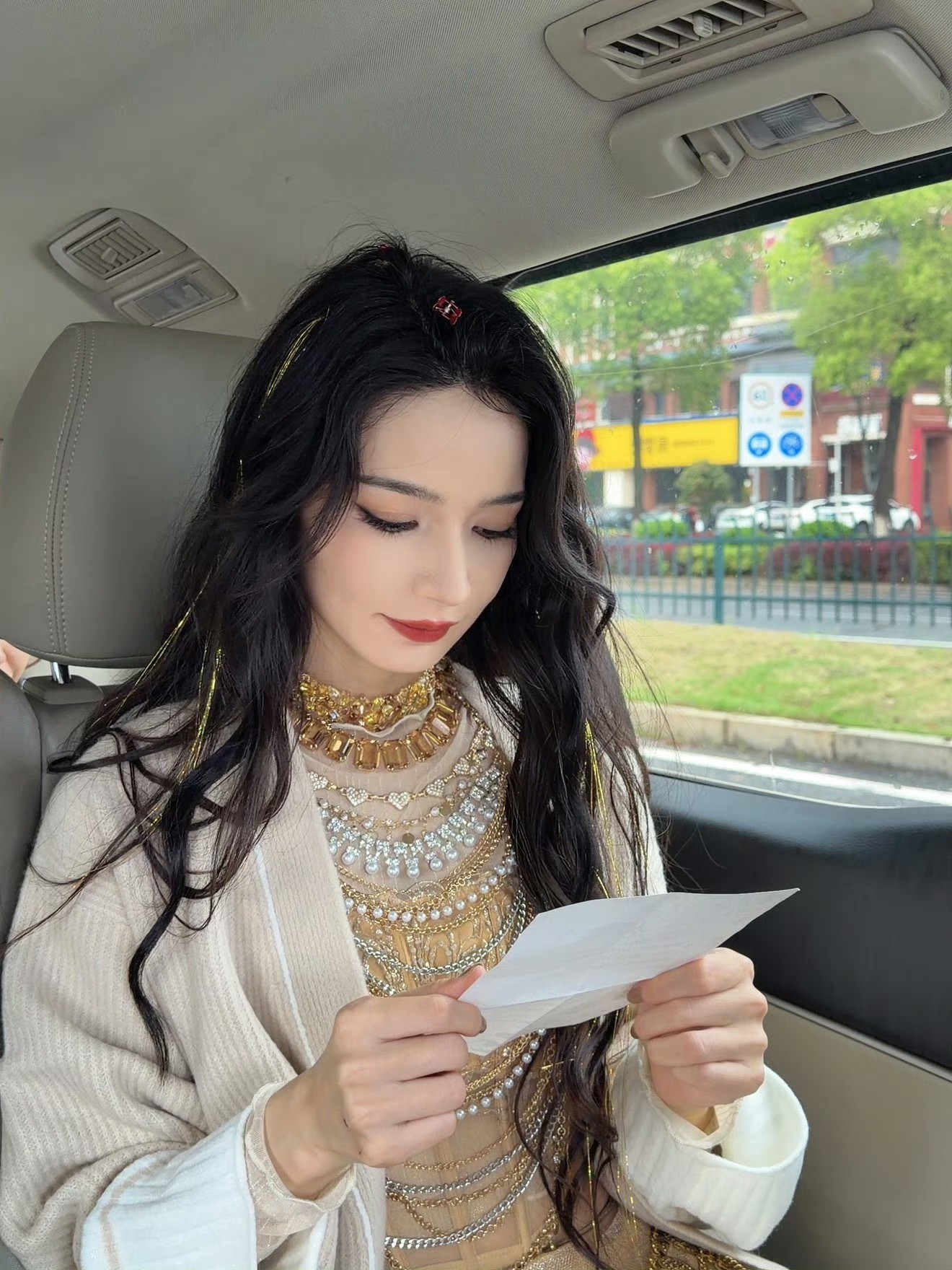 温峥嵘赢了代斯100票温峥嵘433，代斯324，整整差出一百票！代斯唱跳女团感拉