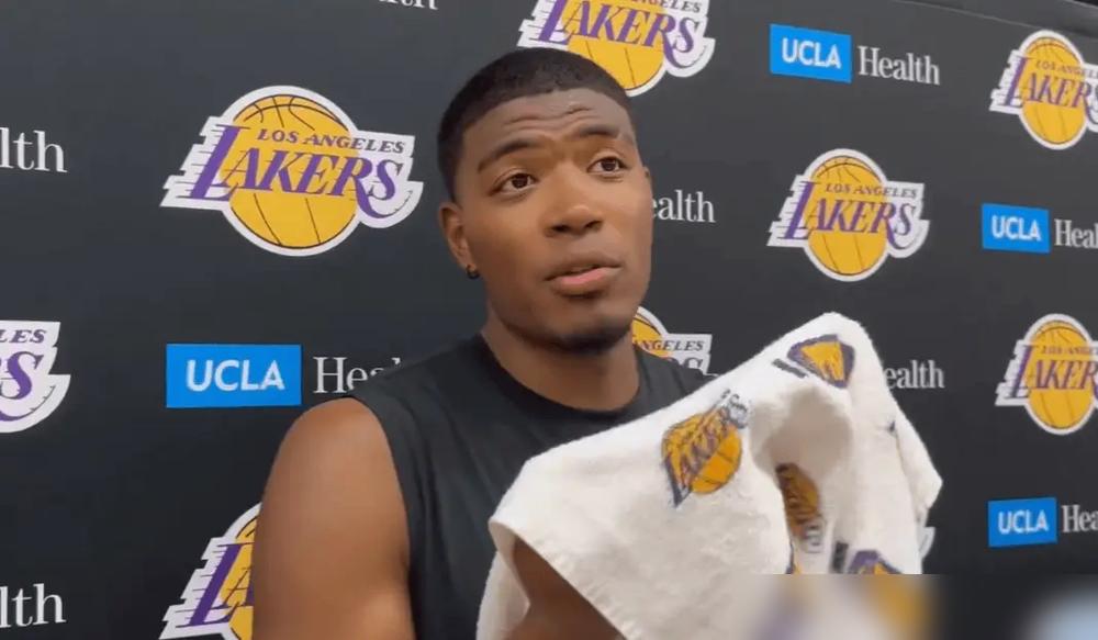 东契奇气得从板凳席弹起来直冲主教练，几条大汉死死勒住他的腰才没在转播镜头前上演全