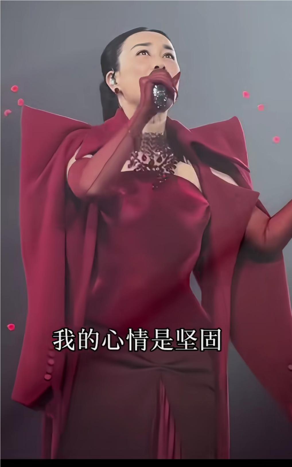 那英演唱会这套红色礼服，真的如她唱，就这样被征服了，一出场场，大红色礼服，再加上