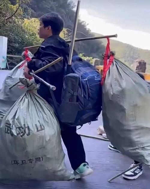 十年371次进山，2万多斤垃圾，高伟用脚步丈量环保初心。山间的饮料瓶、烧烤签，在