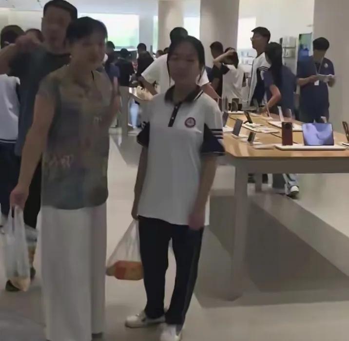 高考刚结束，手机店里面就挤满了学生，支持国货华为想不发财都难
高考刚结束，各地的