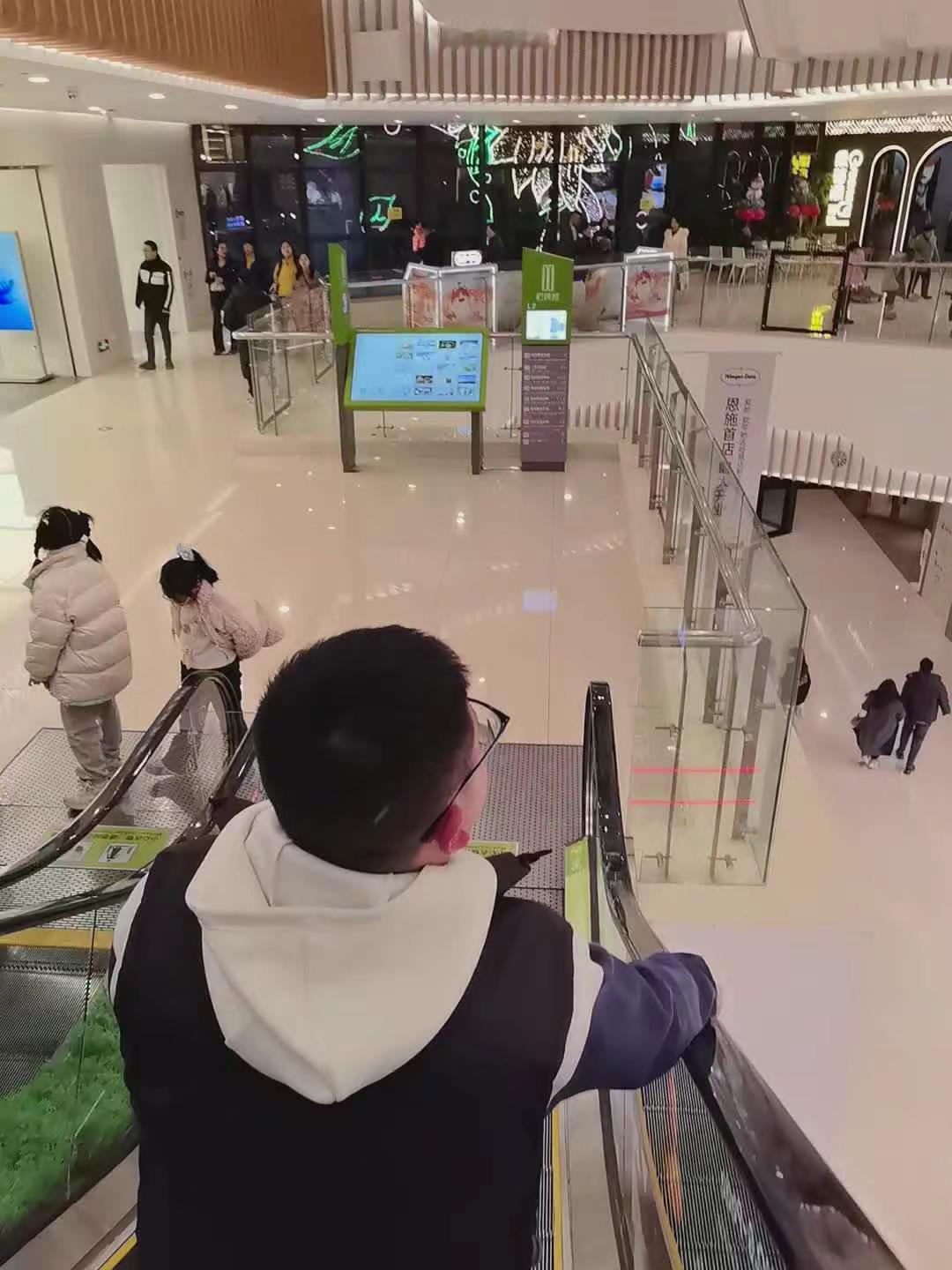 多和让你心情愉悦的人在一起，远离一切让你不舒服的人和事，