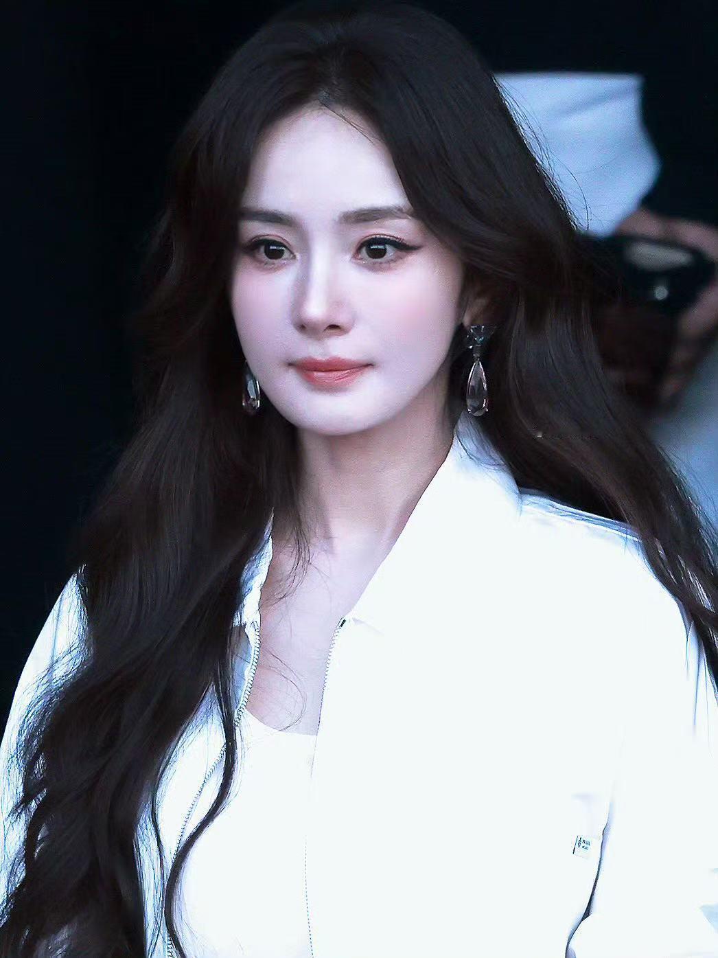 杨幂时装周梦回夏晚晴杨幂白月光神图杨幂时装周梦回夏晚晴，白月光神图来了