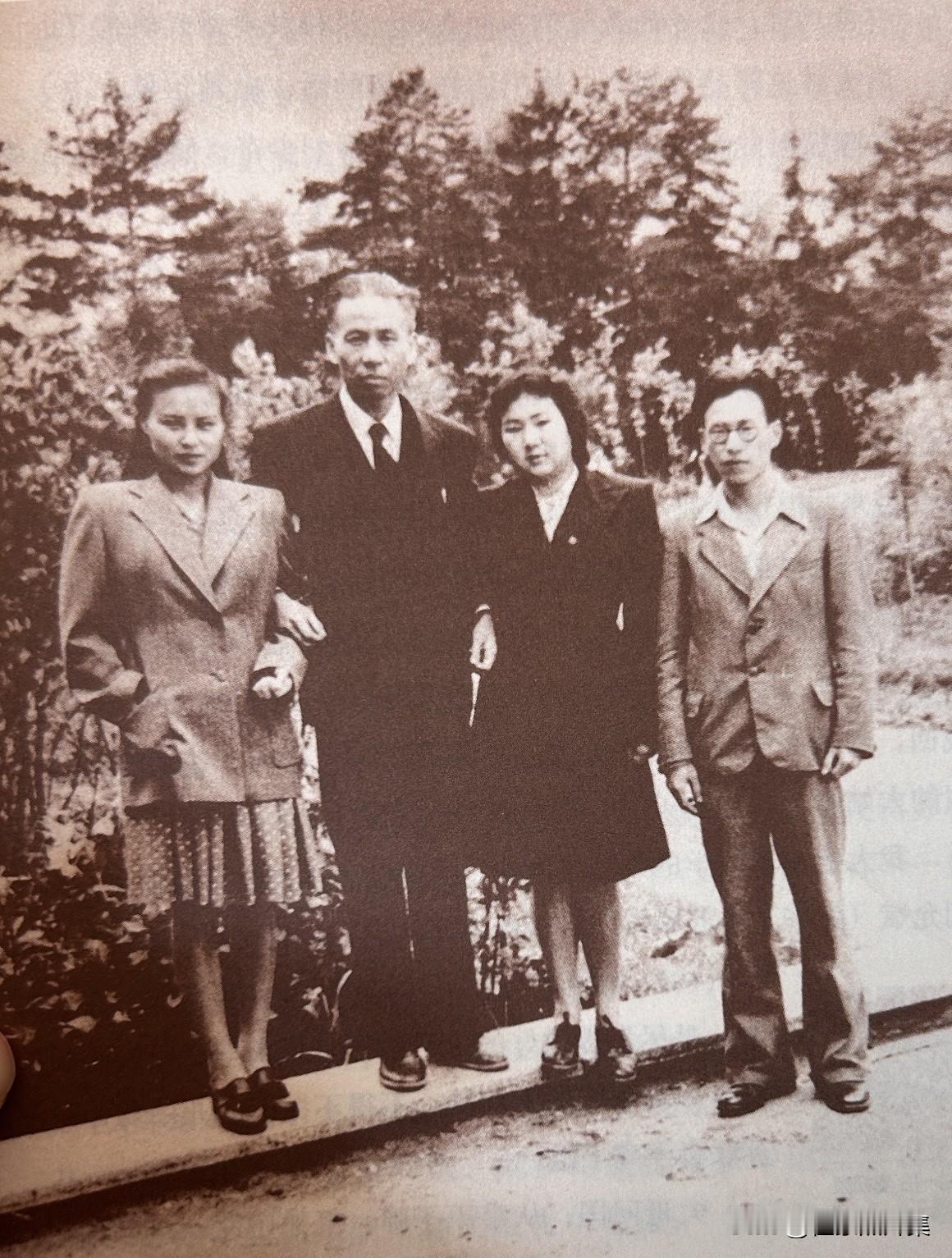 1949年8月，刘少奇同长子刘允斌（右一）、长女刘爱琴（左一）及朱德的女儿朱敏（