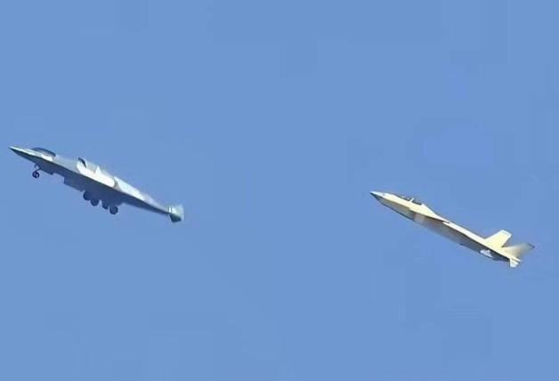 歼-36试飞画面曝光，带2架隐身无人僚机，验证实战配置

成都上空最近又热闹起来