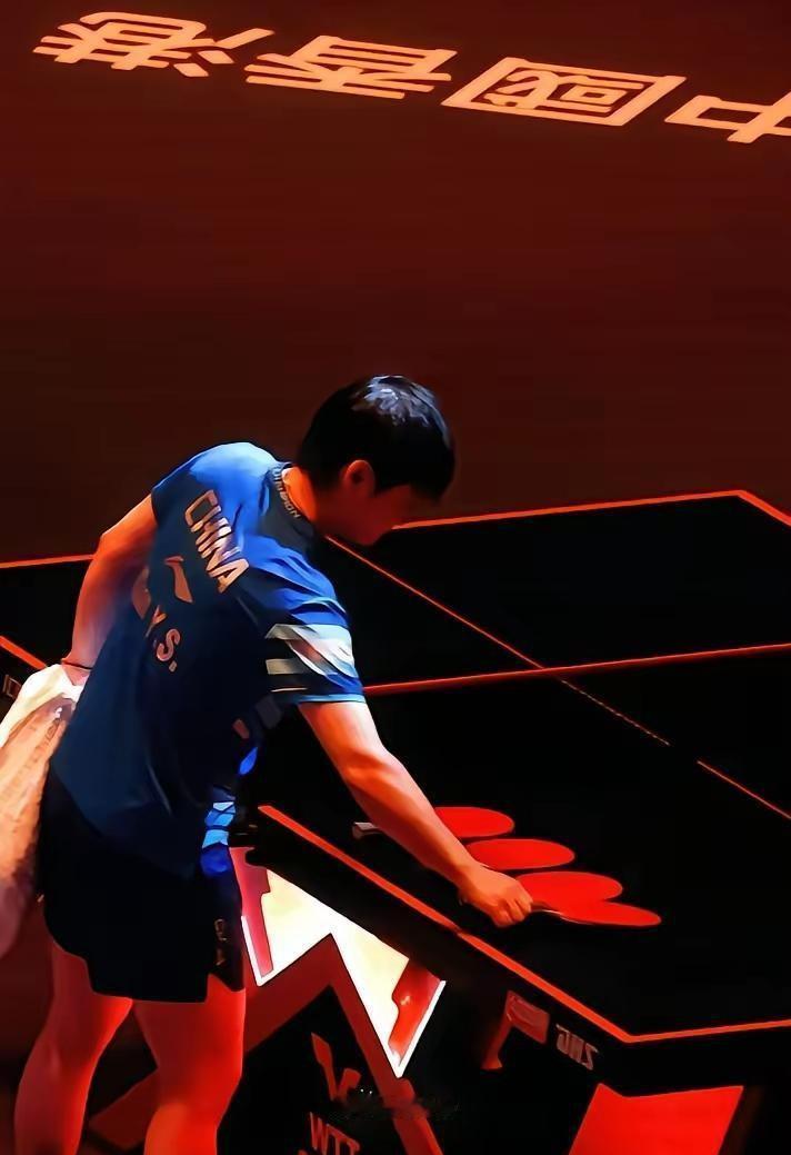 乒乓球混双的最高境界，不是同时挥拍，而是用一个人的脚，丈量两个人的战场。
领奖台