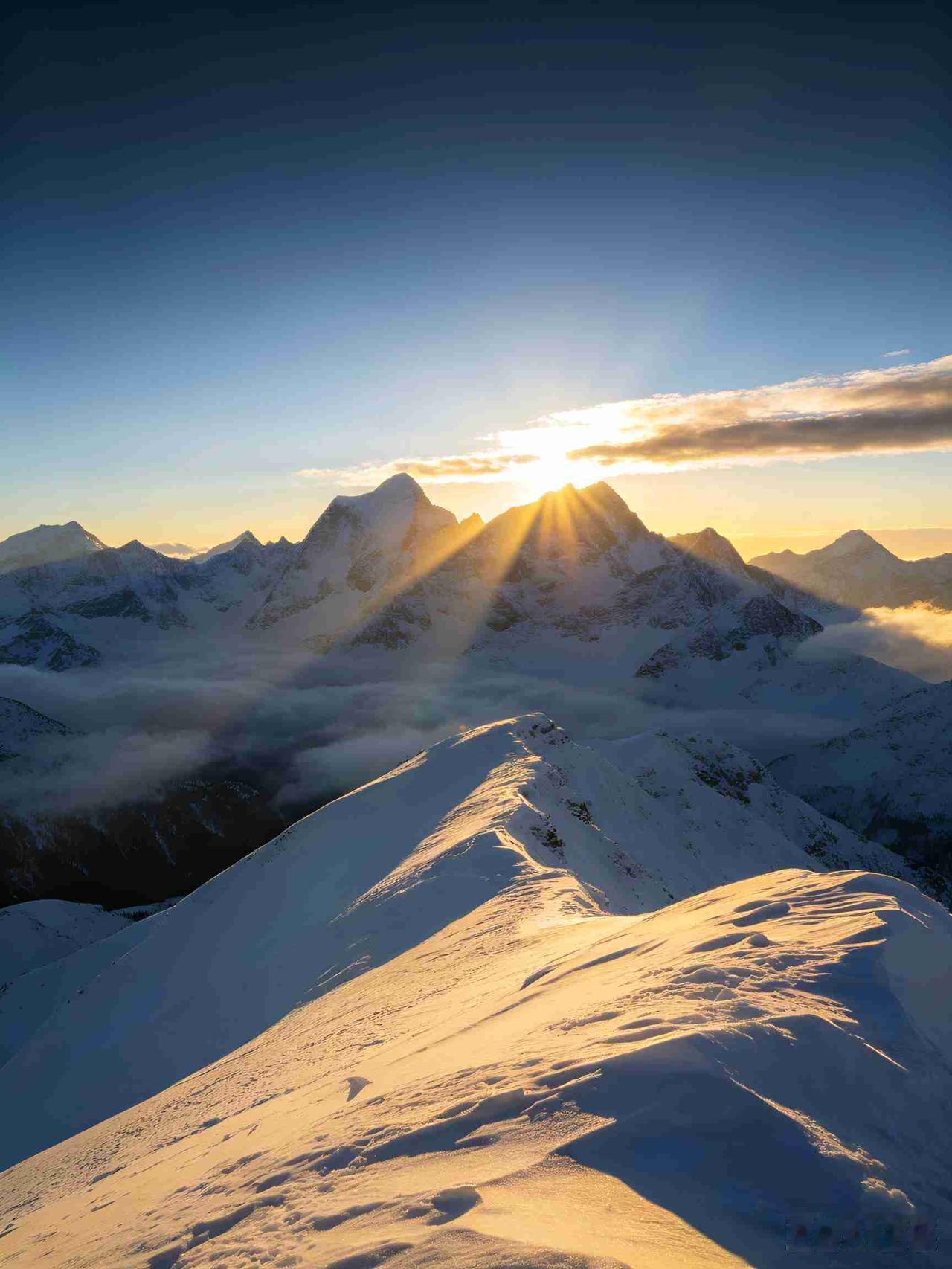 我的今日状态：💰期待暴富
我这里的天气：☀️晴天
雪山巍峨入云端，阳光穿透稀薄