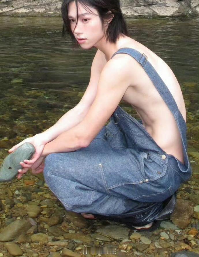这女孩的吊带有点夸张了吧 ​​​