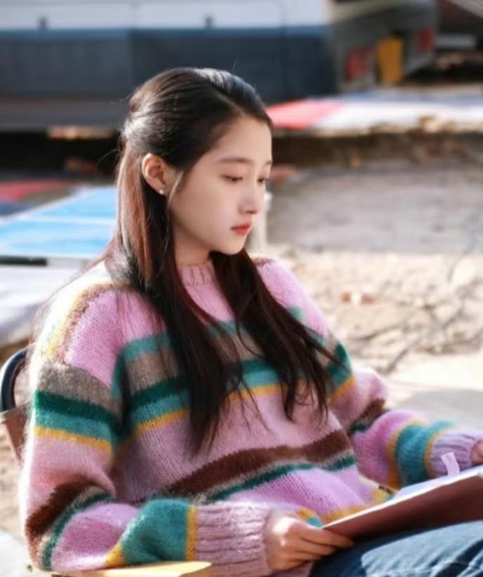 关晓彤又被挑刺了，说她上节目不提鹿晗，被说