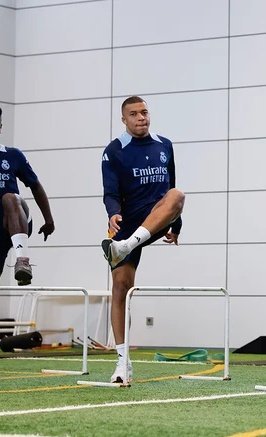 姆巴佩[超话]  25/3/2 训练中 