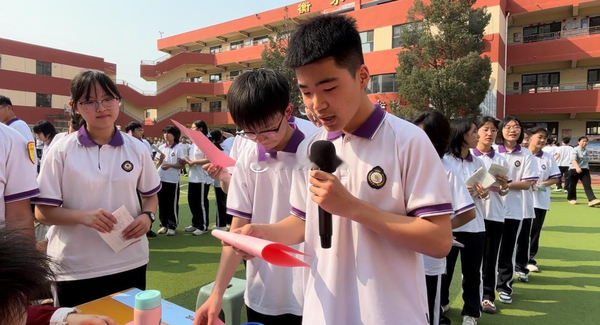 4人合伙买彩票中500万后起纠纷漫步在美丽的校园总能遇见温柔与美好老师认真备课悉