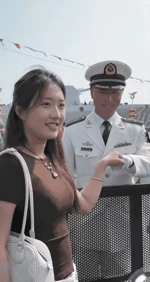 小姐姐乘坐游轮时，邂逅了海军兵哥哥。于是，小姐姐鼓足勇气询问兵哥哥能否合个影，本