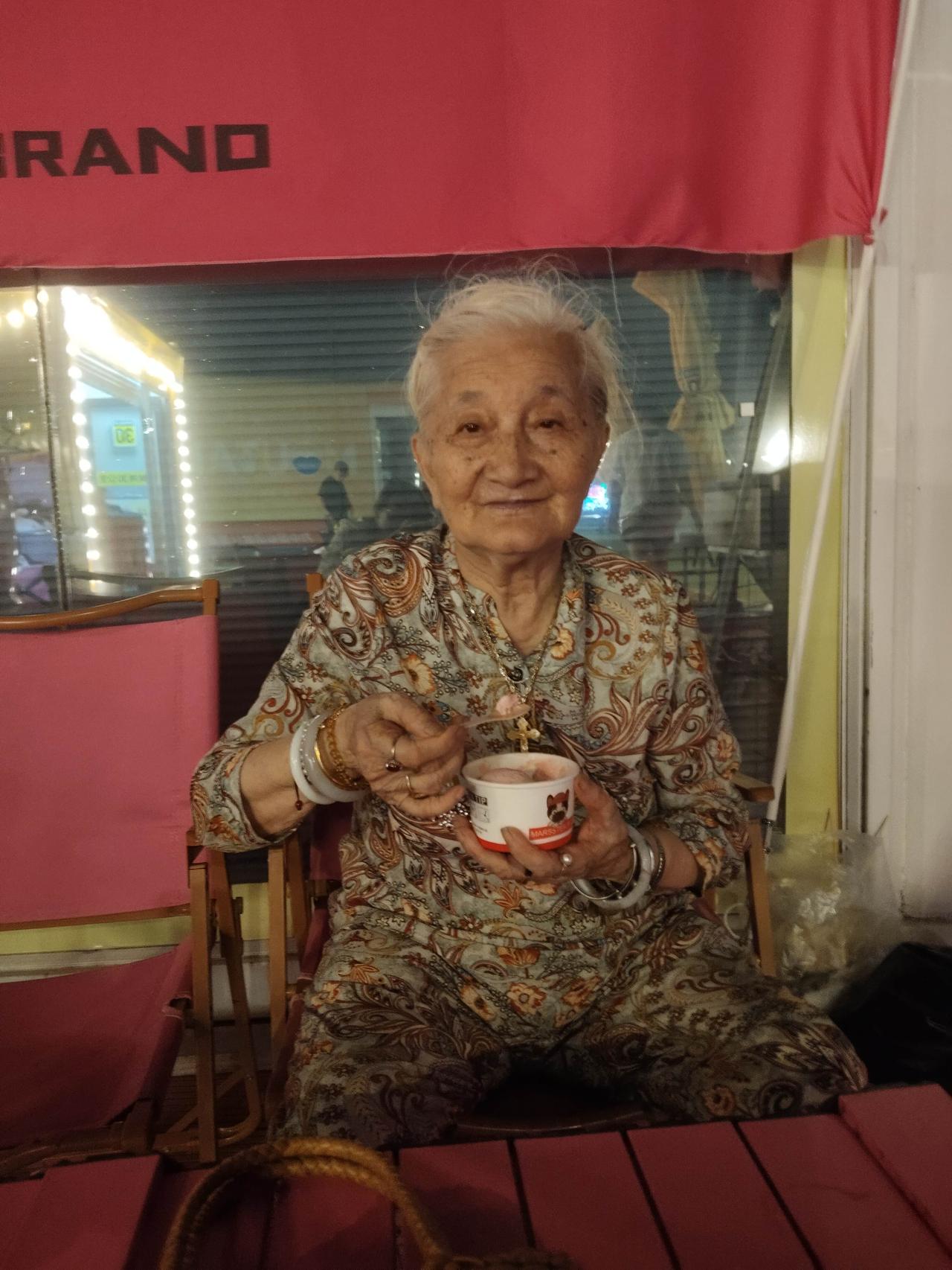 看到学校群里跳出的聚餐通知，我妈眼睛亮了一下。八十多岁的人，她最喜欢母校老师一起