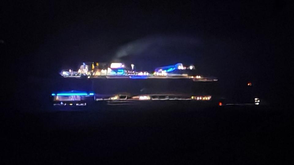 夜晚在海边，看到艾达魔都号在海面上的倒影，那画面真绝了！灯光洒在船体，倒映在波光