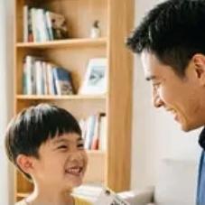 当时孩子蹦蹦跳跳跑到爸爸面前，仰着小脸，特别骄傲又有点小紧张地喊：“爸爸，我考了