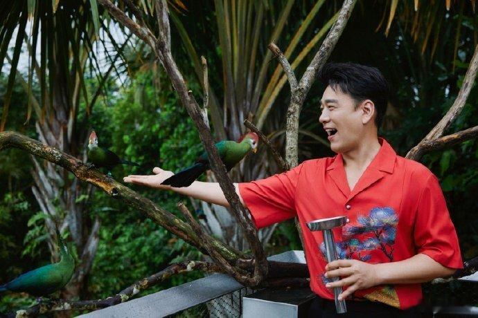 王耀庆品尝水磨年糕，快乐满溢。那分量着实惊人，竟已吃掉两斤，让人惊叹不已。 ​​