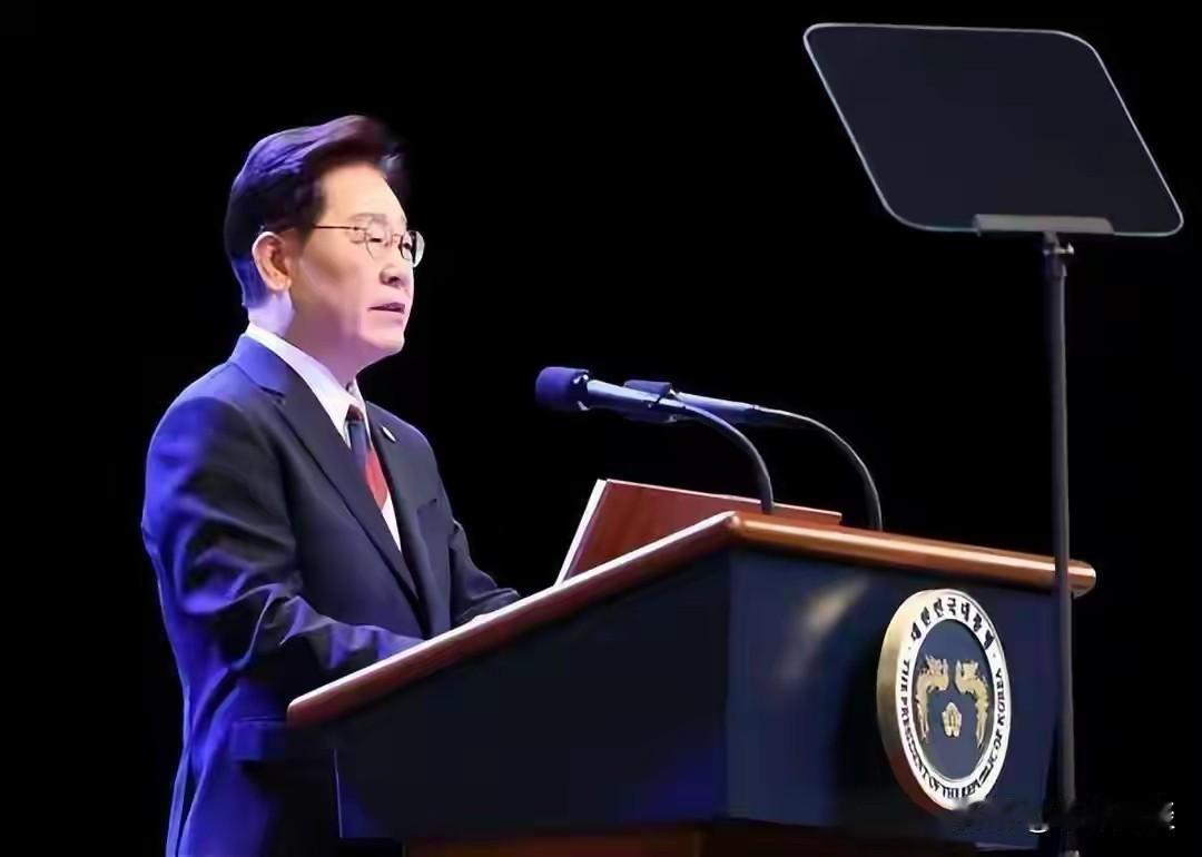 李在明正式宣布
8月15日首尔世宗文化会馆，光复节81周年。李在明站上台，把话挑