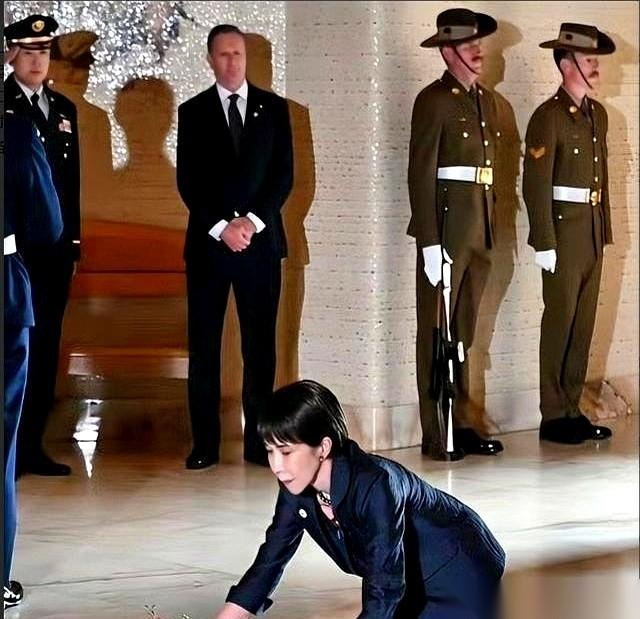 日本首相高市早苗，在澳大利亚战争纪念馆，“噗通”一声，双膝着地。
她面前，是二战