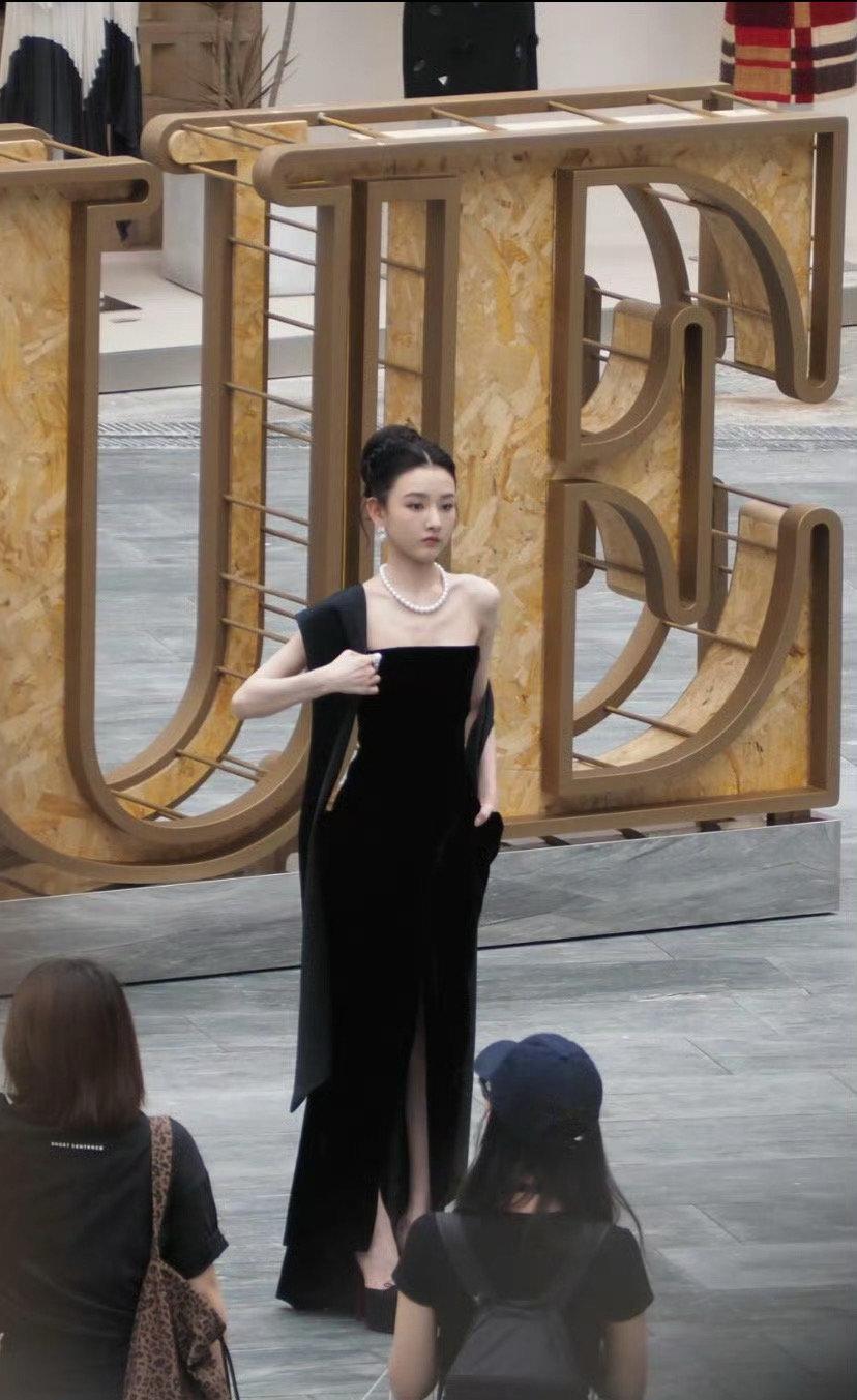 宋祖儿高跟鞋宋祖儿高跟鞋好高谁给我女儿穿了这么高的鞋啊！ ​​​