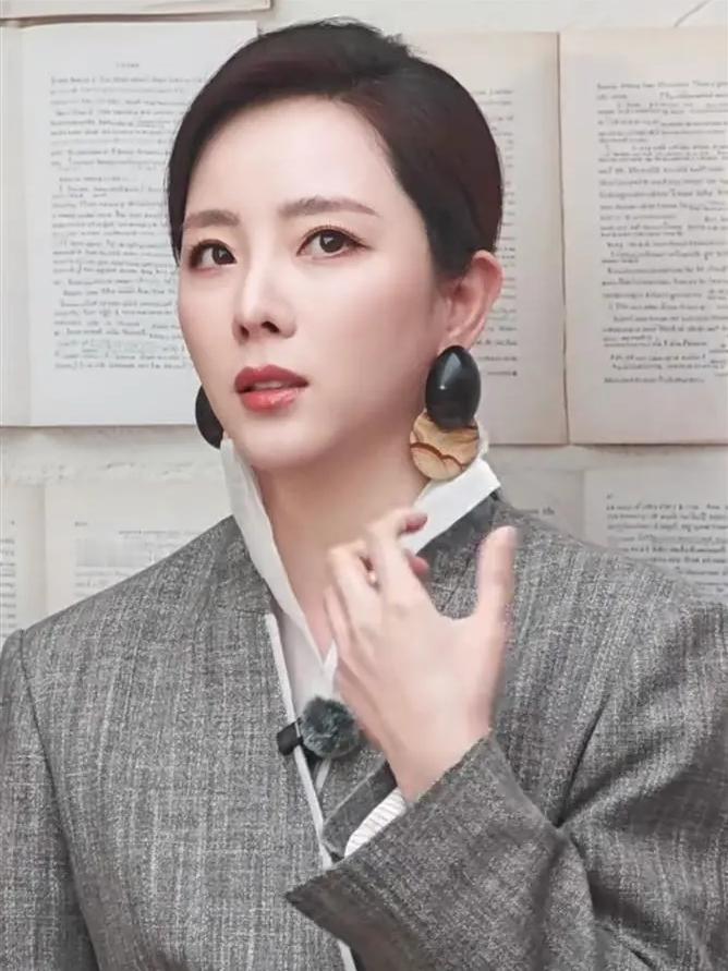 前央视主持人李思思说：“我在大三的时候，学业非常忙，还要参加各种比赛，有天我妈妈