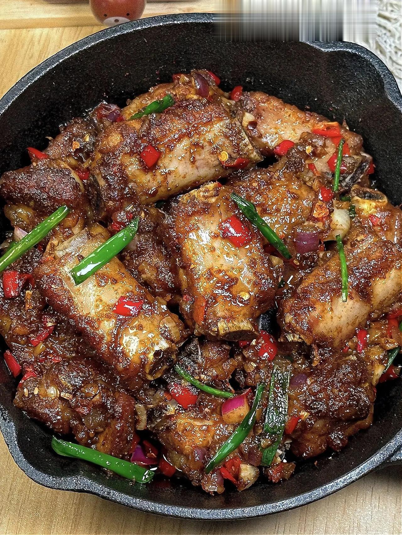 香到骨子里，一定要试试这个孜然蒜香排骨！
      今天跟大家分享这个孜然香辣