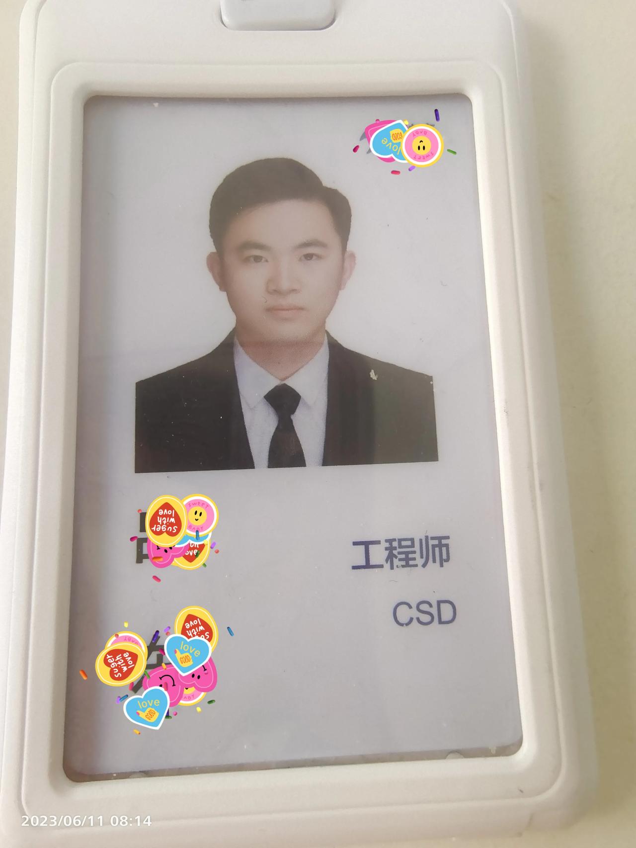 又到了大学开学报道的日子，看到地铁站拖着大小行李箱的莘莘学子们，想起了8年前送儿
