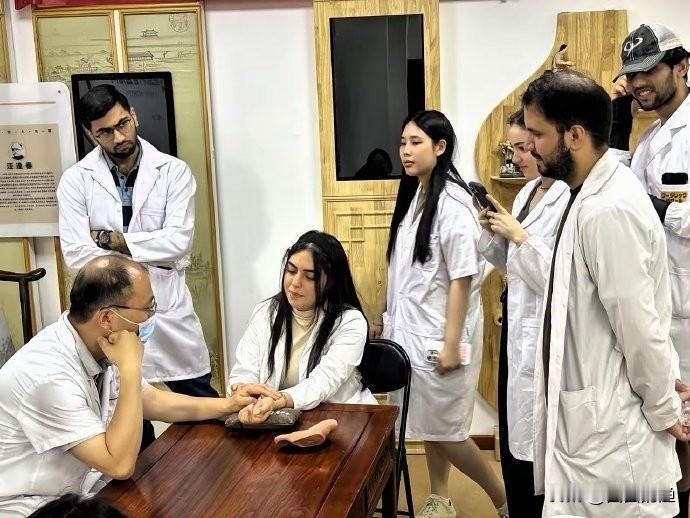 最近在社交媒体上刷到好多视频，说外国留学生学完中医后，都想留在中国发展。说实话，