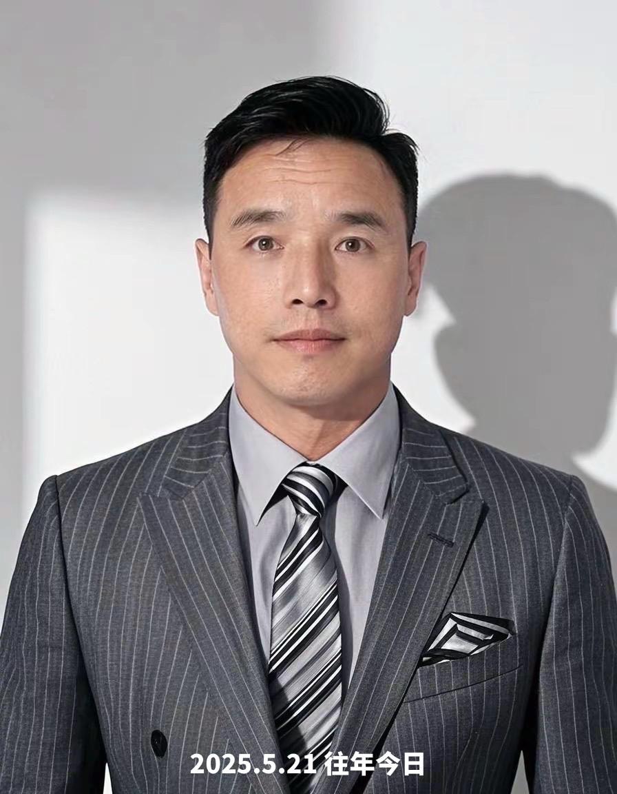 沉稳男士风范 穿着西装的男人
