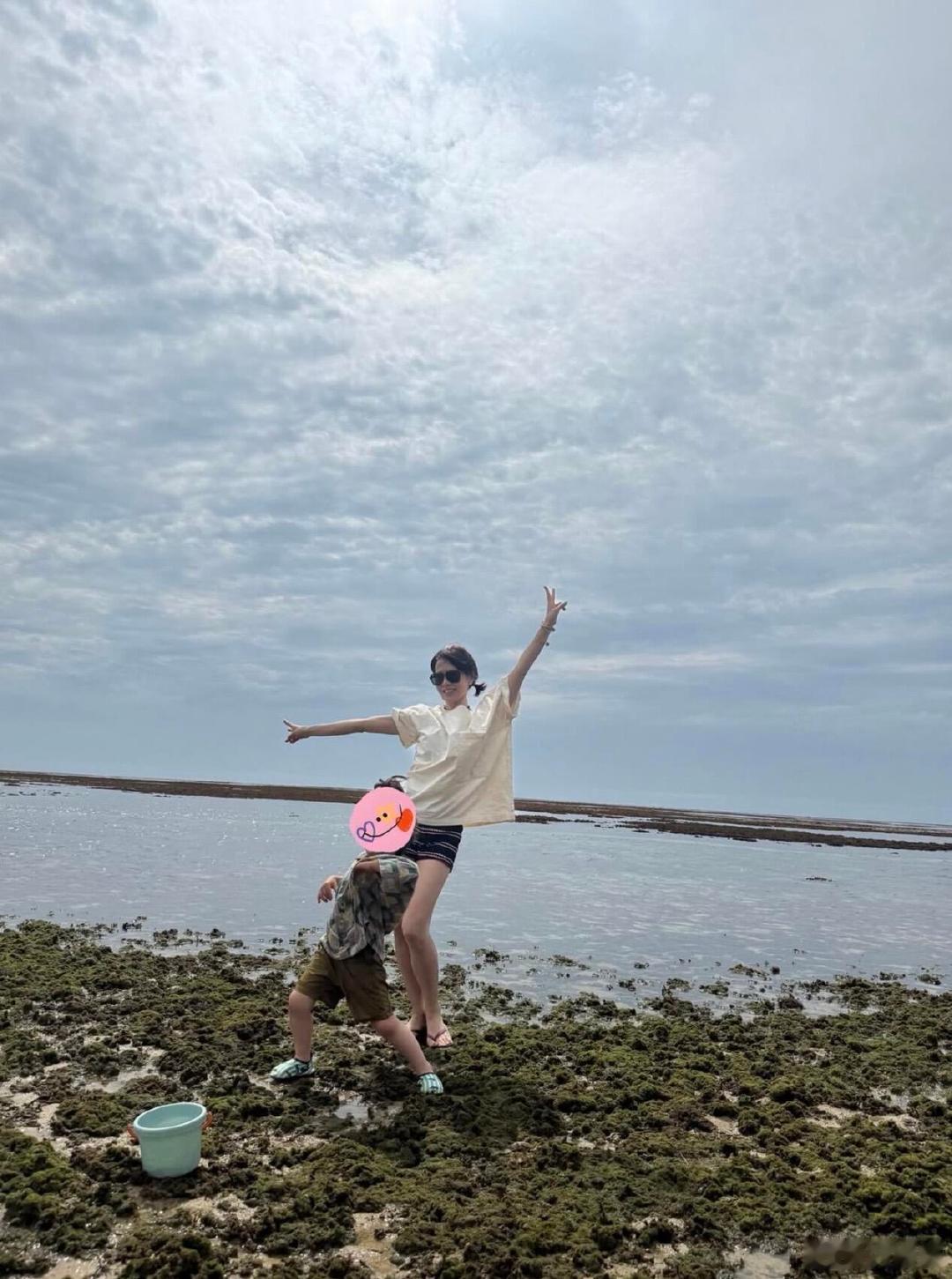 孙艺珍带孩子海边玩岁月不败美人说的就是孙艺珍吧！带儿子赶海随手拍都好好看，母子俩
