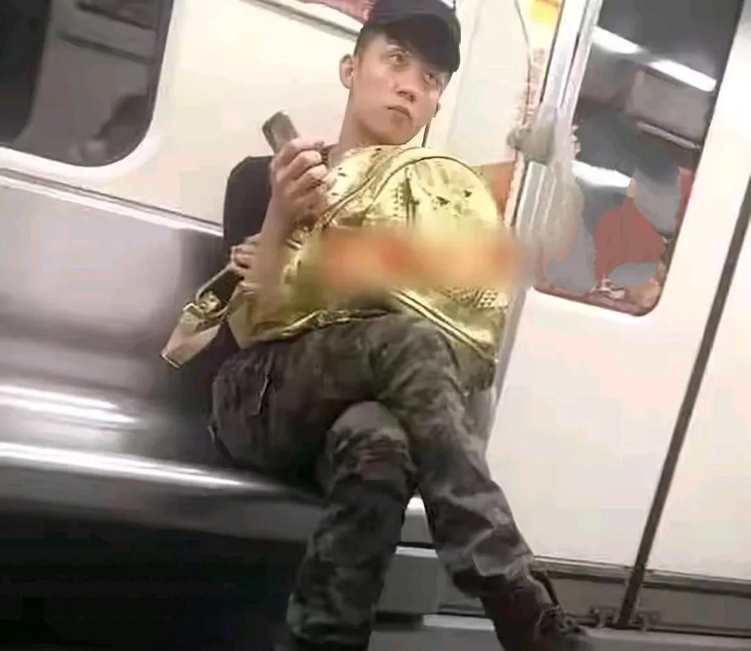 这也不帅啊[捂脸]

出道前跟现在的样子应该是一样的

为啥现在看着那么帅

看