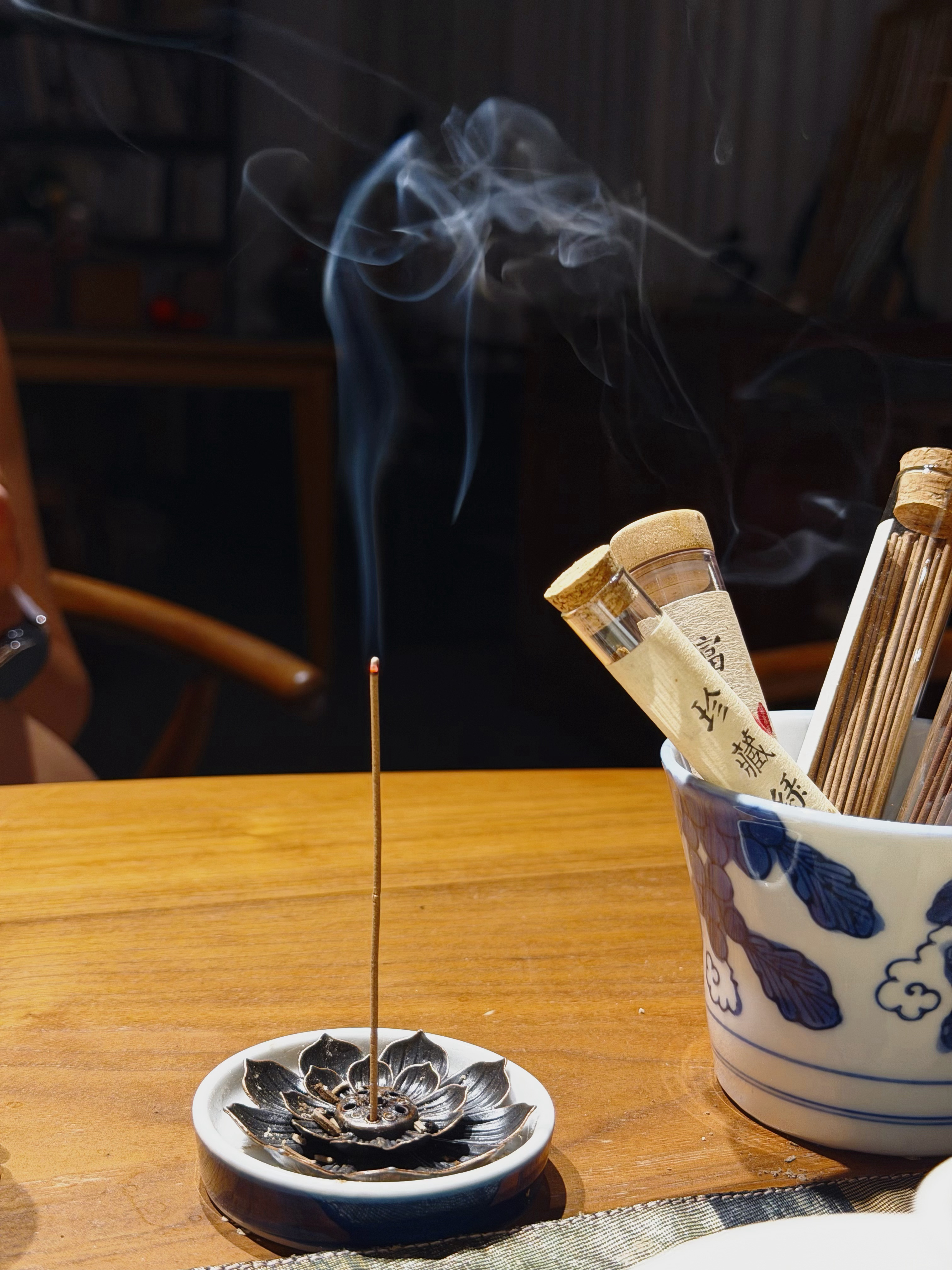 八月。依旧认真喝茶、焚香、读书，把生活里的每一个小仪式，过成治愈自己的日常。慢生
