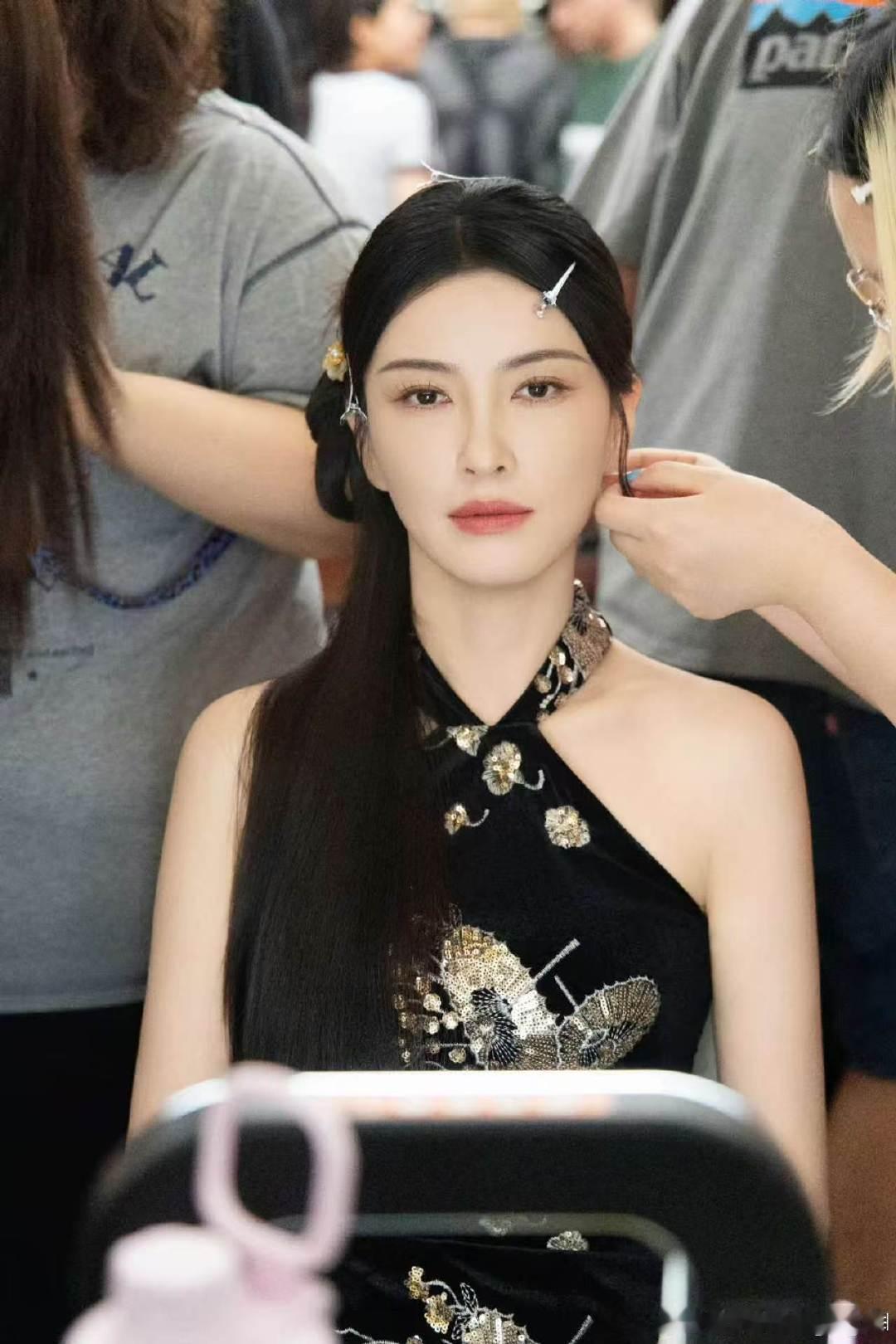徐洁儿徐洁儿坚强的女人不能哭 浪姐看的就是女生爱女生徐洁儿和张月用心歌唱，舞台感
