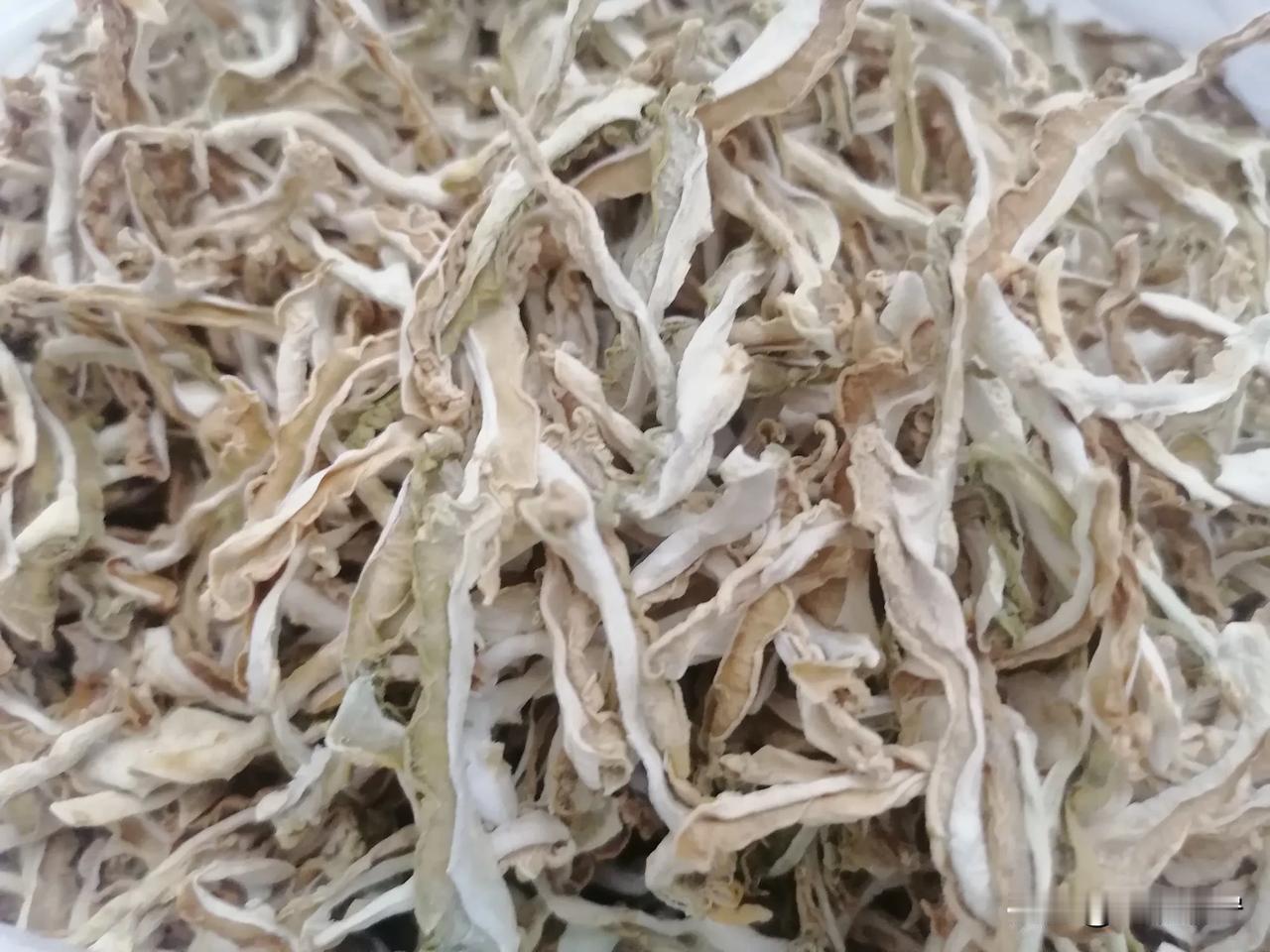 老父亲给我晒的苦瓜干
苦瓜虽苦
但远不及老父亲的一片用心良苦
我喜欢吃苦瓜
但总
