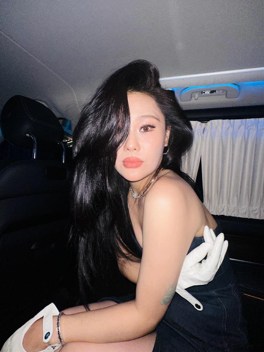 袁娅维黑长直完全是女王级别 看袁娅维的黑长直在最新舞台上舞动，突然就明白了什么叫