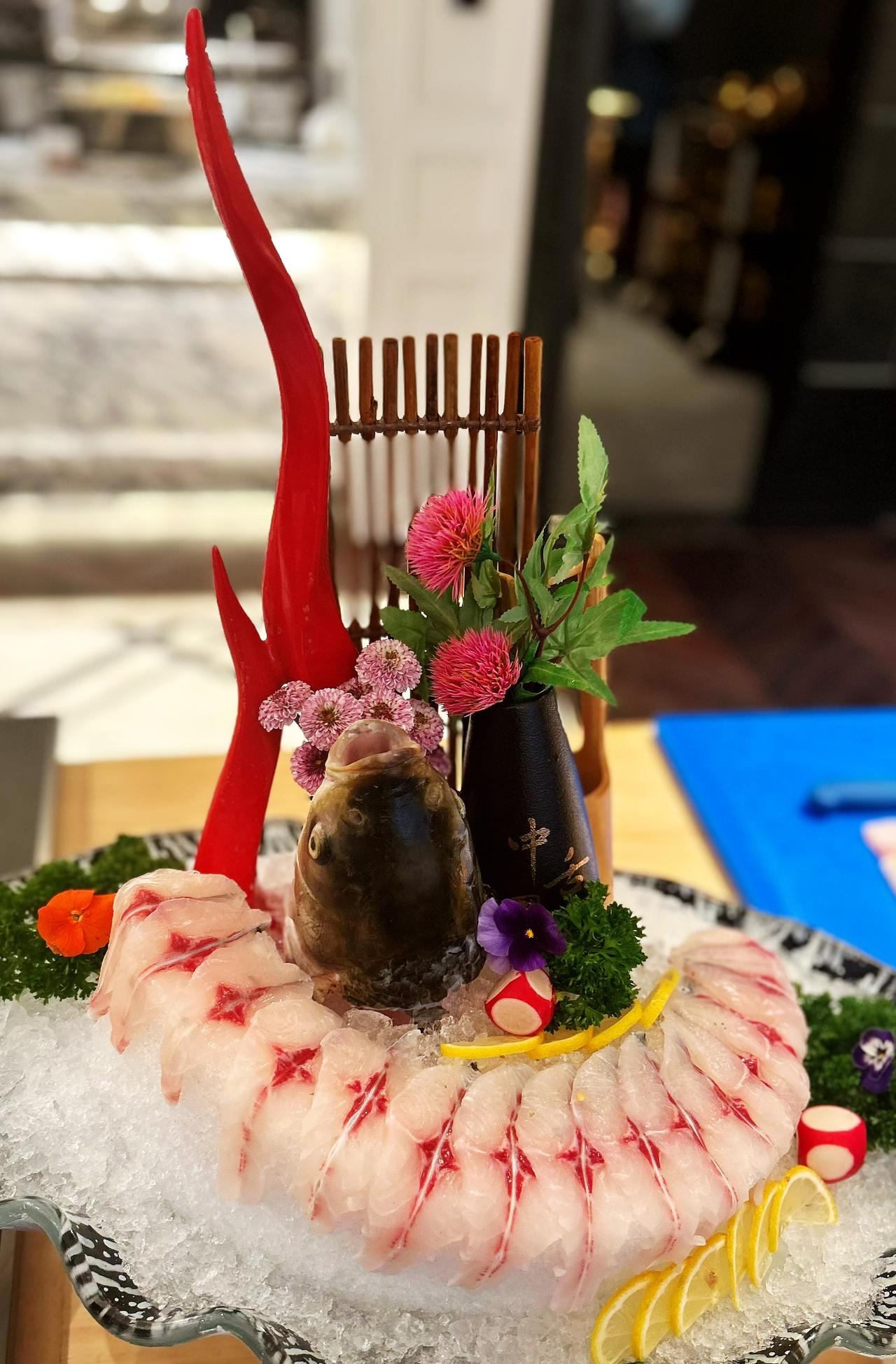 上了年纪之后，到点儿就饿，吃点儿就饱，所以近年来很少吃自助餐了[再见]
难得昨晚