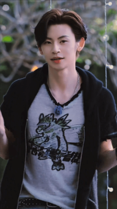 小鬼手势舞整张脸都在用力 他说自己不适合做可爱的事，但偏偏被迫做了。跳的时候脸在