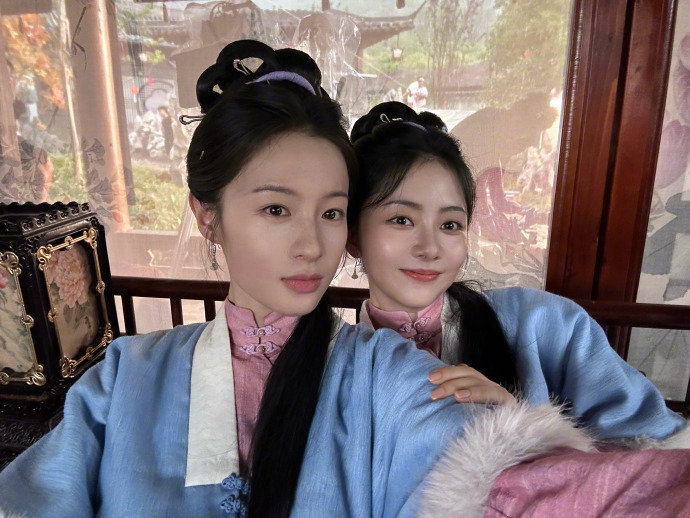 谭松韵李嘉鑫姐妹情好感人知春馆姐妹在李嘉鑫微博团建李嘉鑫讲述甘棠，人生缺少依靠所