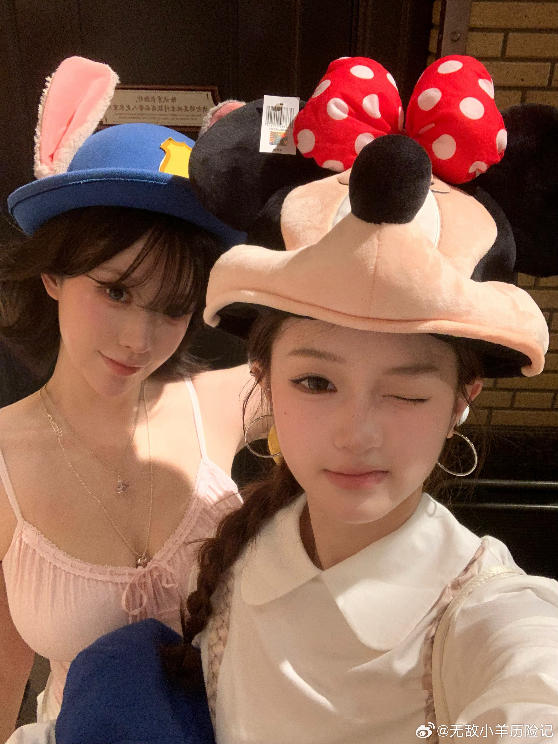 在迪士尼那天带了三四套衣服🪄想拍迪士尼极速出片攻略结果因为38度，换了两套就耗