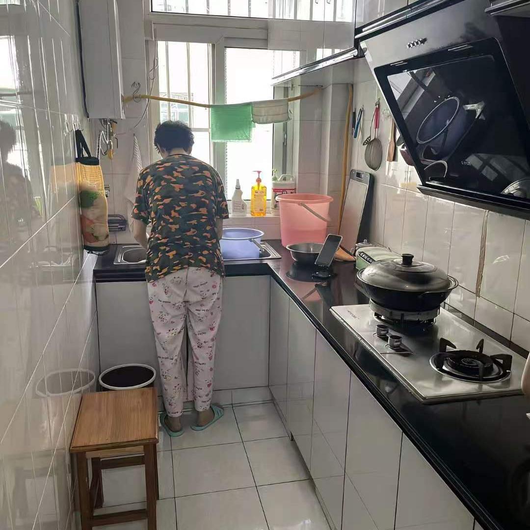 看完破防！这是绝大多数妈妈刻在骨子里的习惯
 
一家人吃完饭，其他人放下碗筷就放