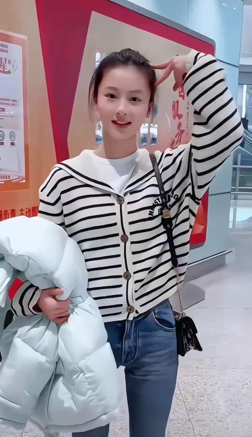 当初嘲笑“七七”的朋友，你们后悔了吗？
就是那个河南南阳的街拍女孩“七七”（本名