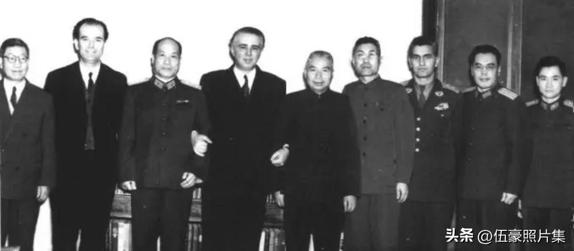1961年，李达(左三)访问阿尔巴尼亚时，与阿尔巴尼亚劳动党第一书记恩维尔·霍查