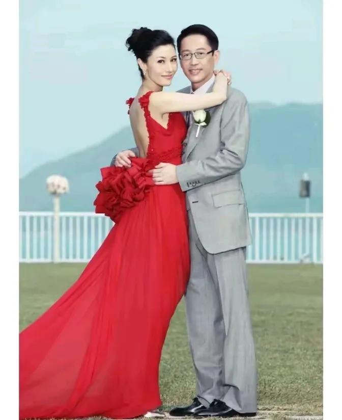 如果许晋亨不是富豪，他未必会愿意当李嘉欣的接盘侠。正因为他有钱，所以什么样的女人