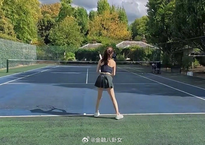 章泽天打网球，扎马尾穿短裙活力满满[努力] ​​​