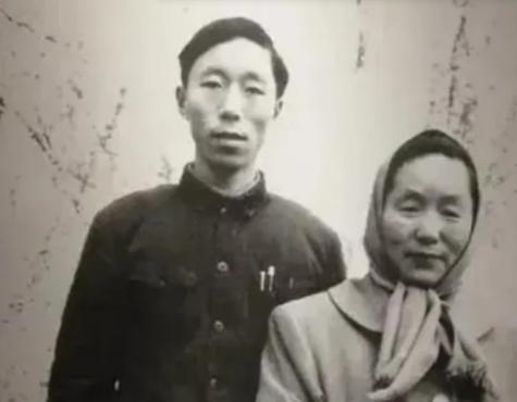 1937年地主扛回昏倒女兵，解开衣襟的瞬间他惊到失语：怀里竟藏着条小生命！那天地