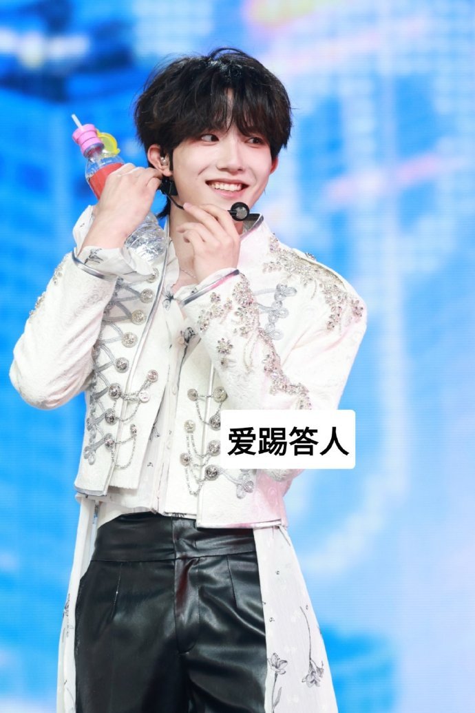 苏新皓笑成如此甜美样了 苏新皓西装礼帽绅士风造型 苏新皓笑成如此甜美样了，苏新皓