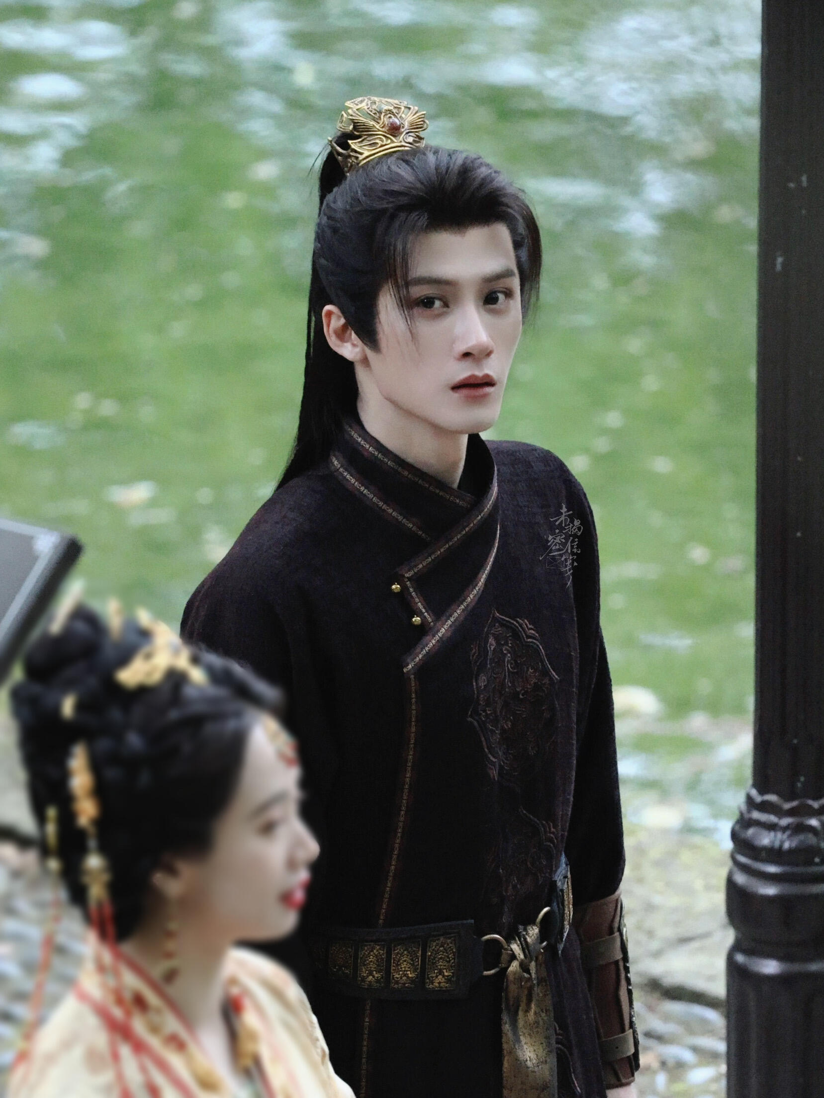 上一秒凌厉的眼神，下一秒嘴合不上了：有人又上树了？“啊……下去了啊？”春水边的谢